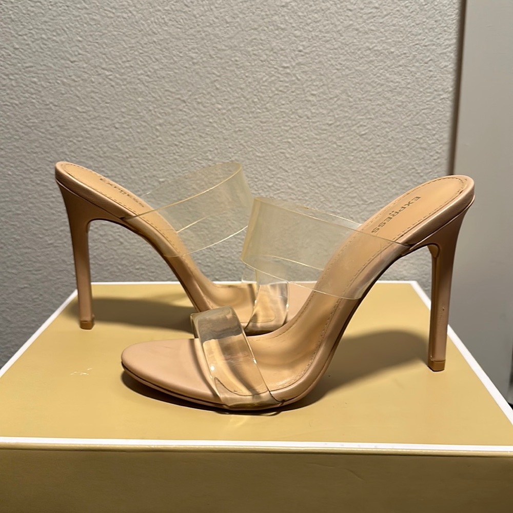Express heeled shoes